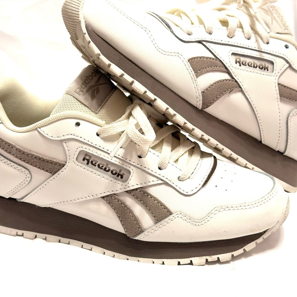 Reebok women's Cream and gray shoes size 6